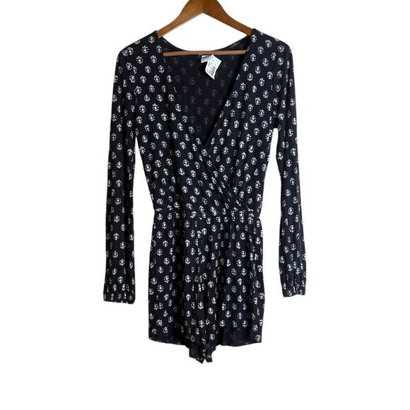 3 for $30! Billabong patterned romper. Size small - Picture 1 of 11